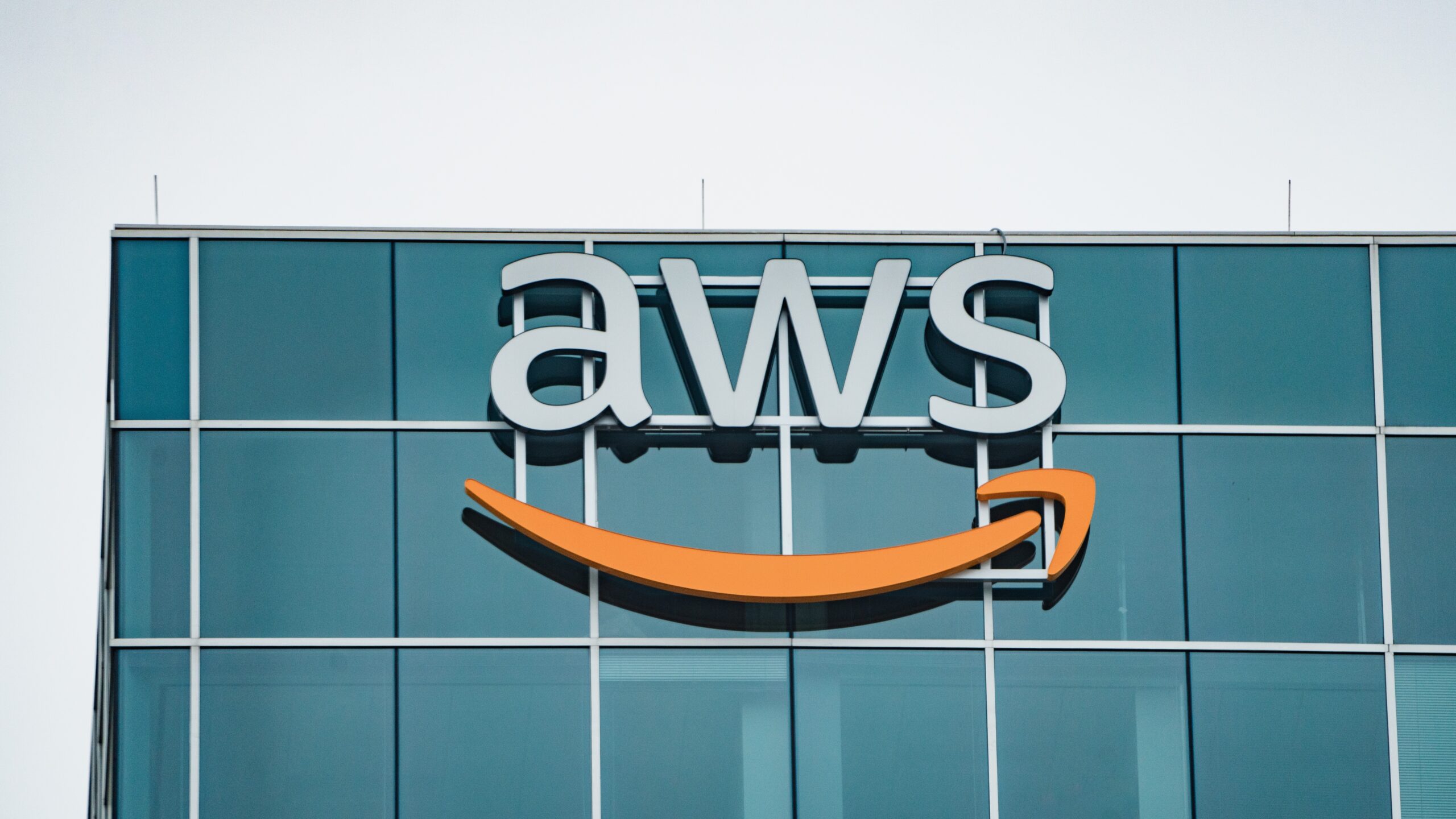 Logo Amazon Web Services na budynku.